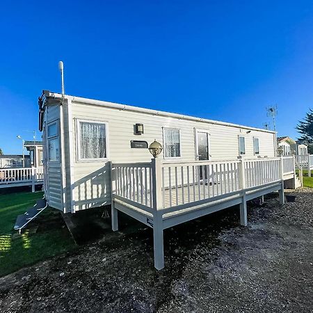 6 Berth Caravan With Decking At Seawick Holiday Park In Essex Ref 27549Sw Clacton-on-Sea Exterior photo